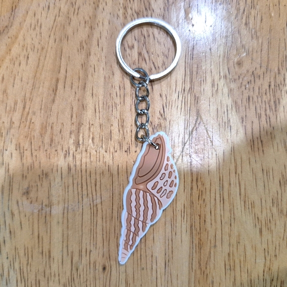 🔥 NWOT Seashell Conch Keychain with Silver Ring - Picture 1 of 3